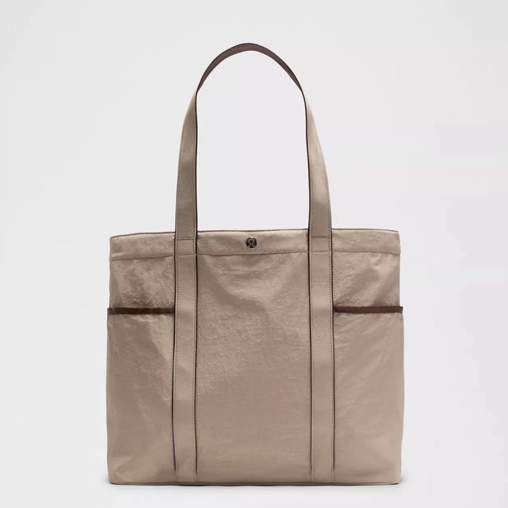 lululemon athletica
Lululemon Daily Multi-Pocket Tote Bag
20L- Warm Ash